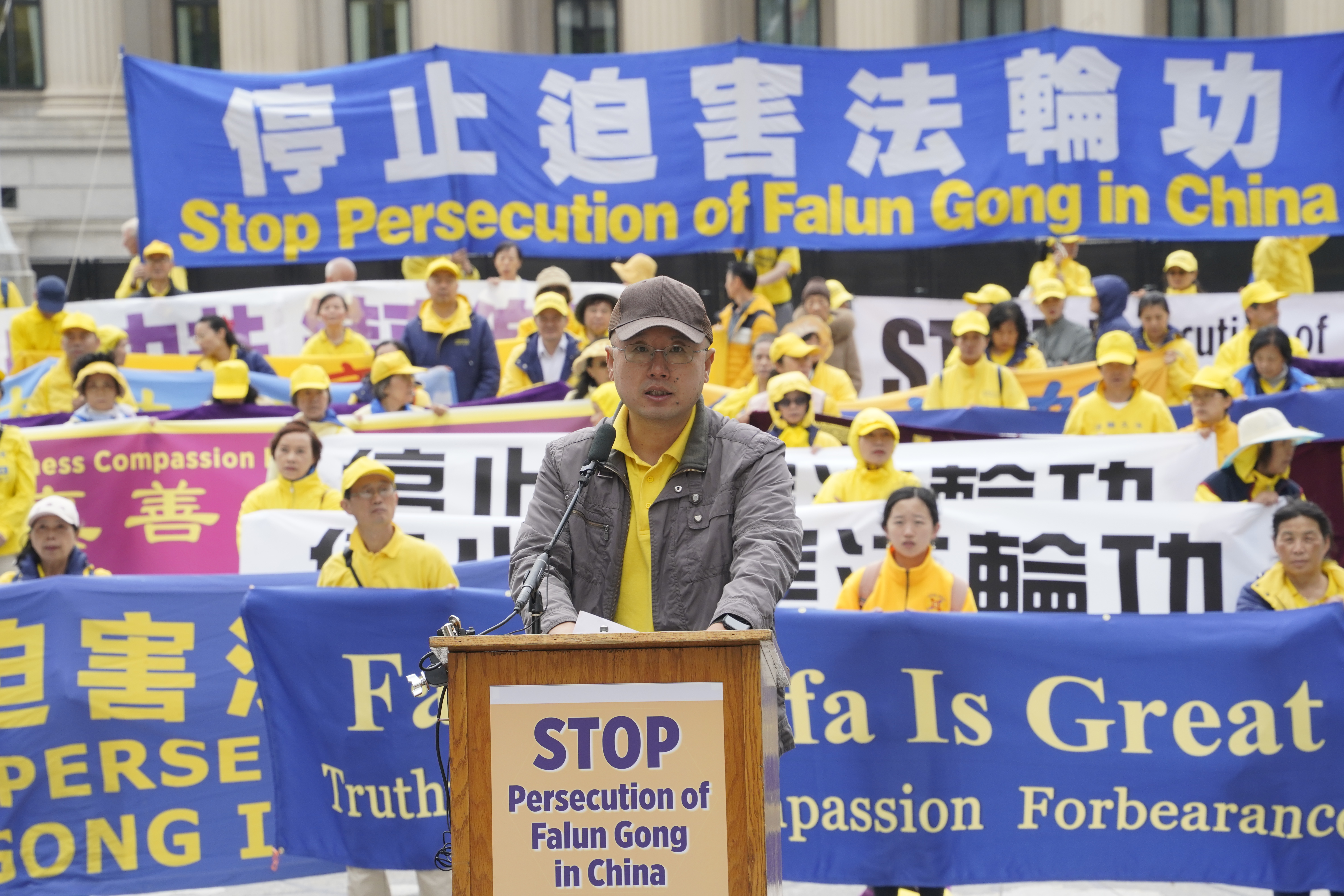 原中國一家地產公司高管張慧東講述堅持修煉法輪功,遭受酷刑致殘。(溫聖緣/大紀元)