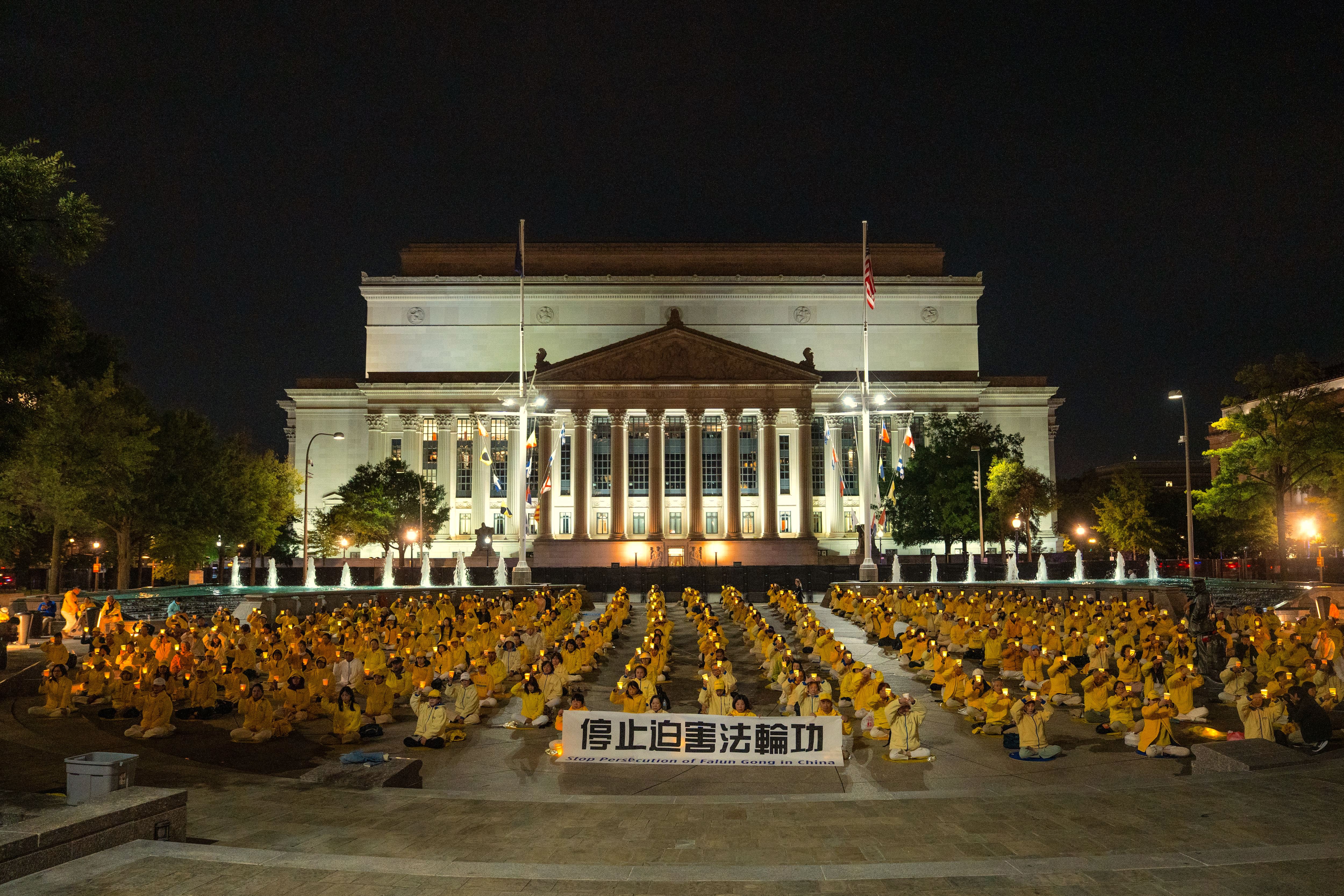 2026年9月24日,法轮功学员和美国国会议员、人权领袖等在美国首都华盛顿DC举行集会,呼吁停止中共对法轮功的迫害。图为法轮功学员烛光夜悼。 (Samira Bouaou/英文大纪元)