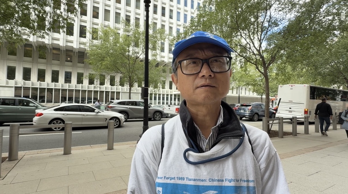 基督徒、電氣自動化工程師顧遠說,法輪功以「真、善、忍」為準則,卻受到中共的嚴酷迫害,這也是要來抗議中共的原因之一。(林丹/大紀元)
