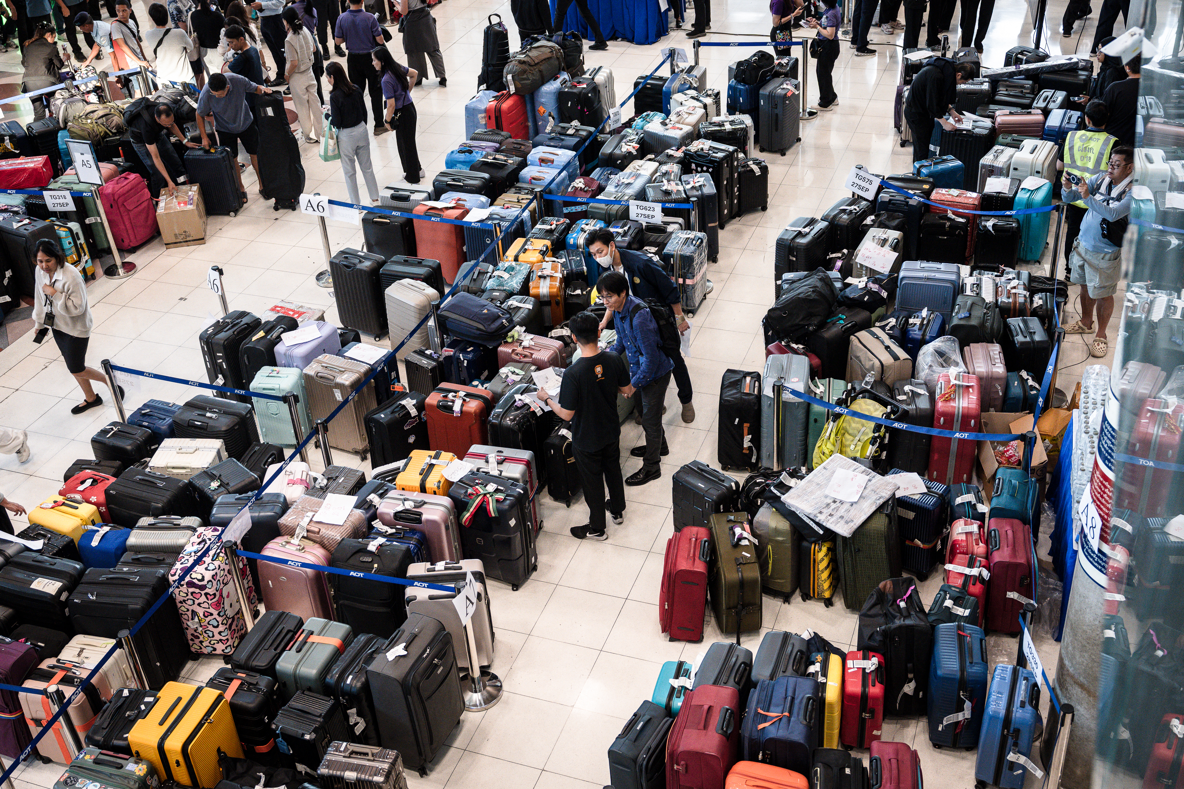 2026年9月29日,泰國航空公司地面服務因洪水中斷,旅客行李滯留在曼谷素萬那普國際機場。(AFP via Getty Images)