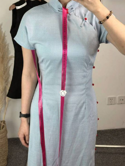 大陆电商为防恶意退货,给服装加上长丝带。(网络截图)