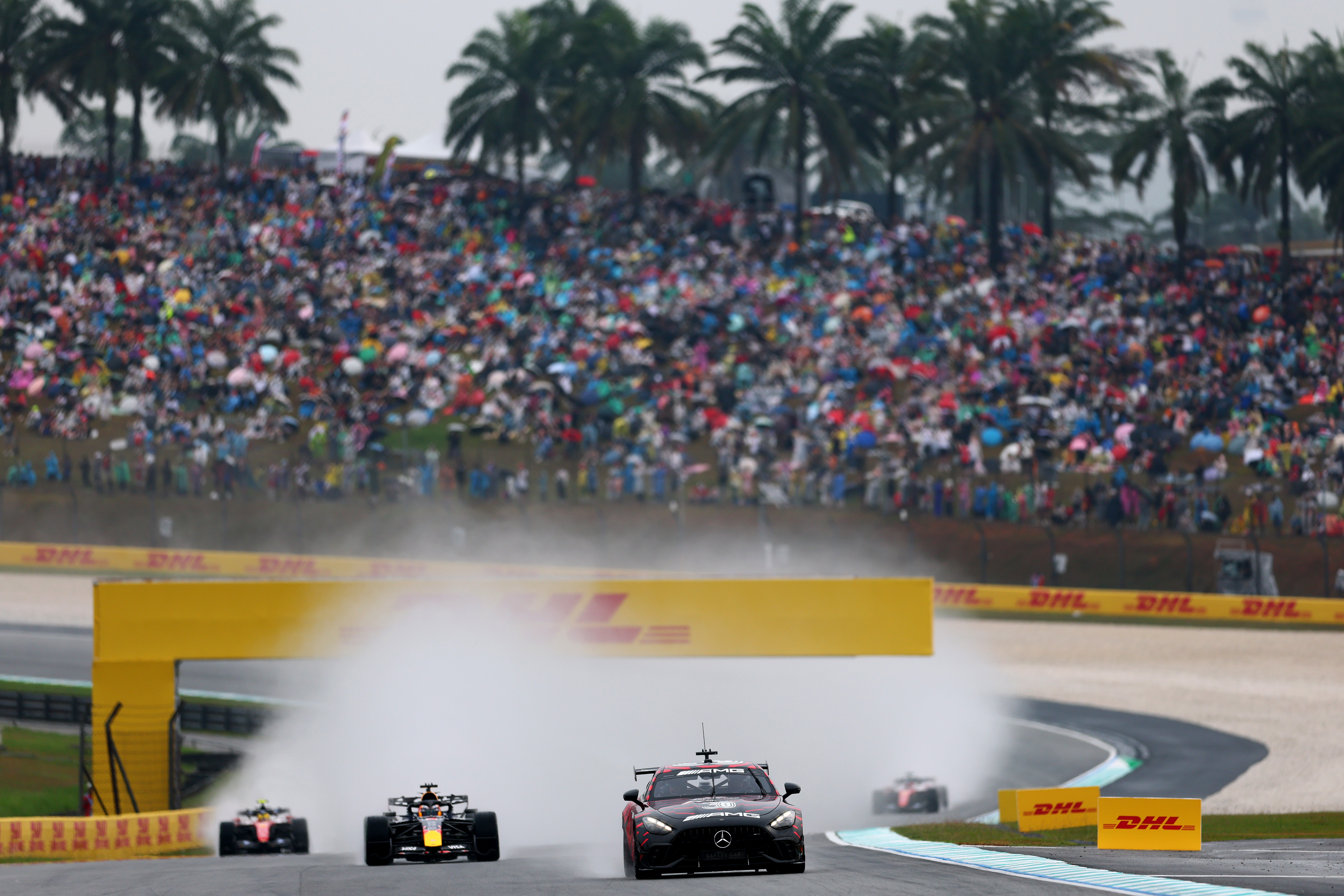 2026年10月4日,F1巴林大獎賽馬來西亞站,因暴雨延遲了40分鐘。之後進行暖胎圈時,多台賽車接連熄火,停在賽道上等待「軟件重置」。賽會亮出紅旗,中斷比賽。又等了約50分鐘。圖為暖胎圈期間,安全車引領賽車行進的瞬間。(Clive Mason/Getty Images)