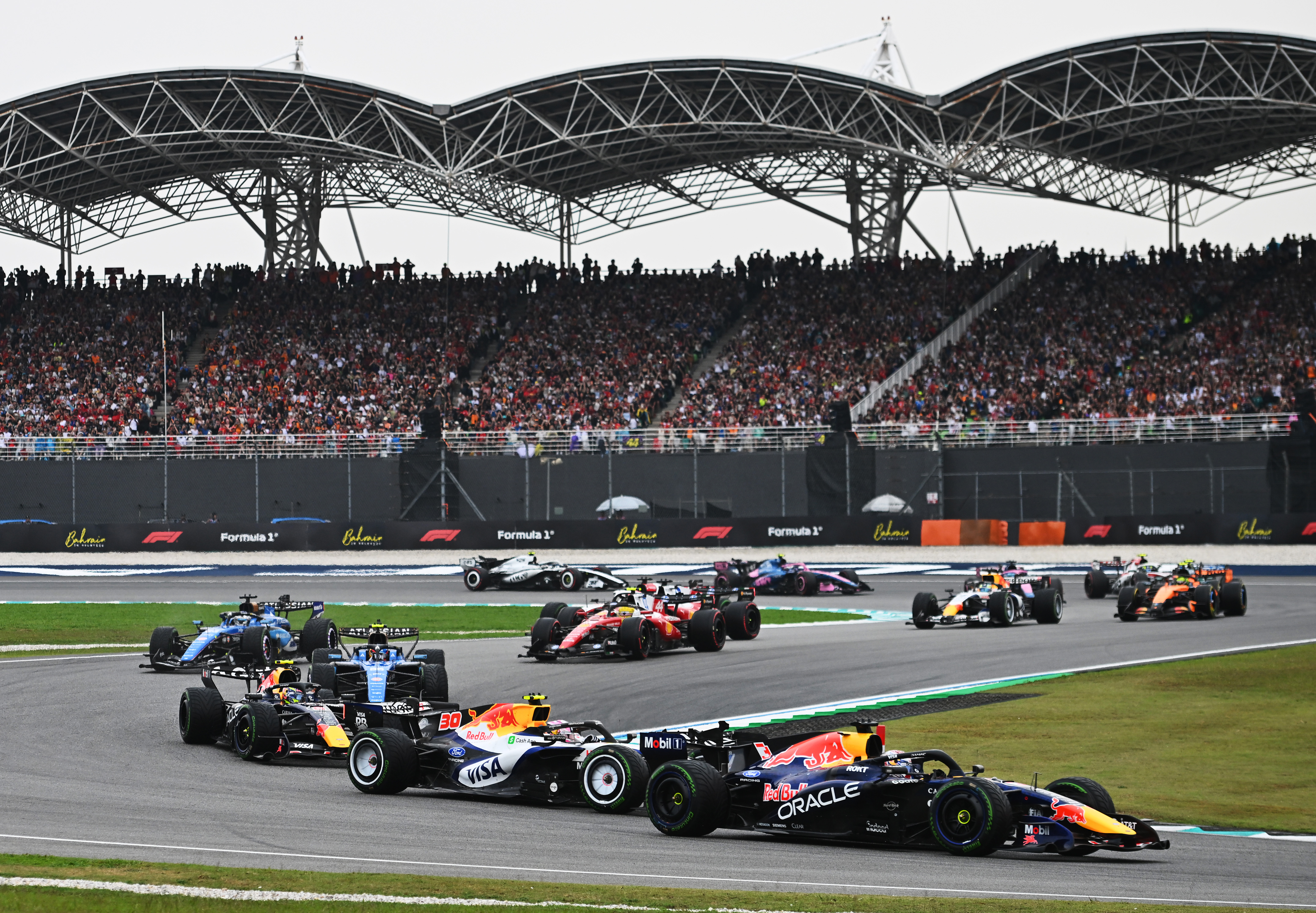 2026年10月4日,F1巴林大獎賽馬來西亞站,紅牛荷蘭車手韋斯達賓(Max Verstappen)率先衝線,奪得本賽季首場勝利,也是他職業生涯的第72個分站冠軍。圖為韋斯達賓駕駛紅牛賽車的比賽瞬間。(Rudy Carezzevoli/Getty Images)