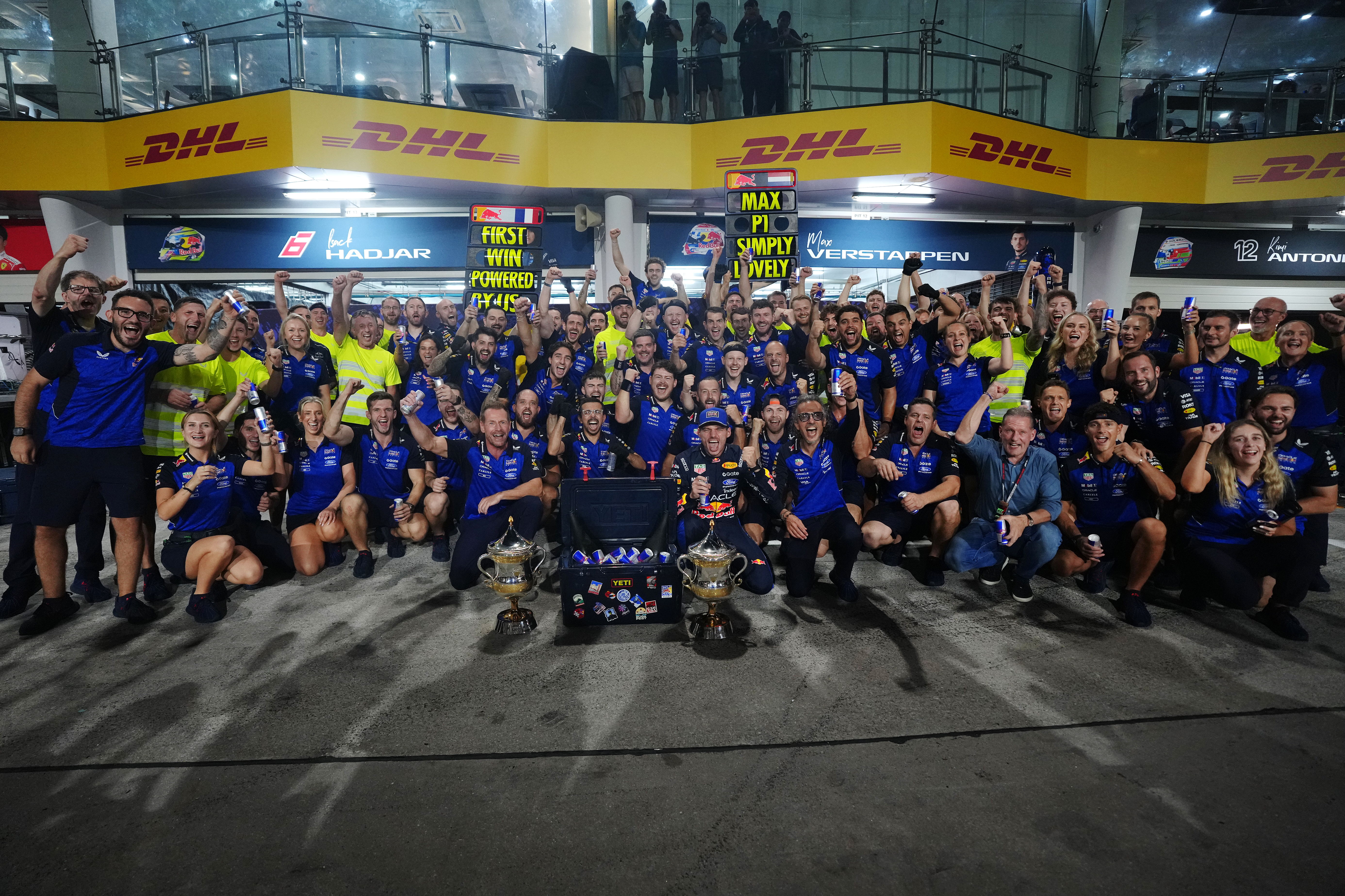 2026年10月4日,F1巴林大獎賽馬來西亞站,紅牛荷蘭車手韋斯達賓(Max Verstappen)率先衝線,奪得本賽季首場勝利,也是他職業生涯的第72個分站冠軍。圖為紅牛車隊賽後慶祝勝利的大合照。(Sona Maleterova/Getty Images)