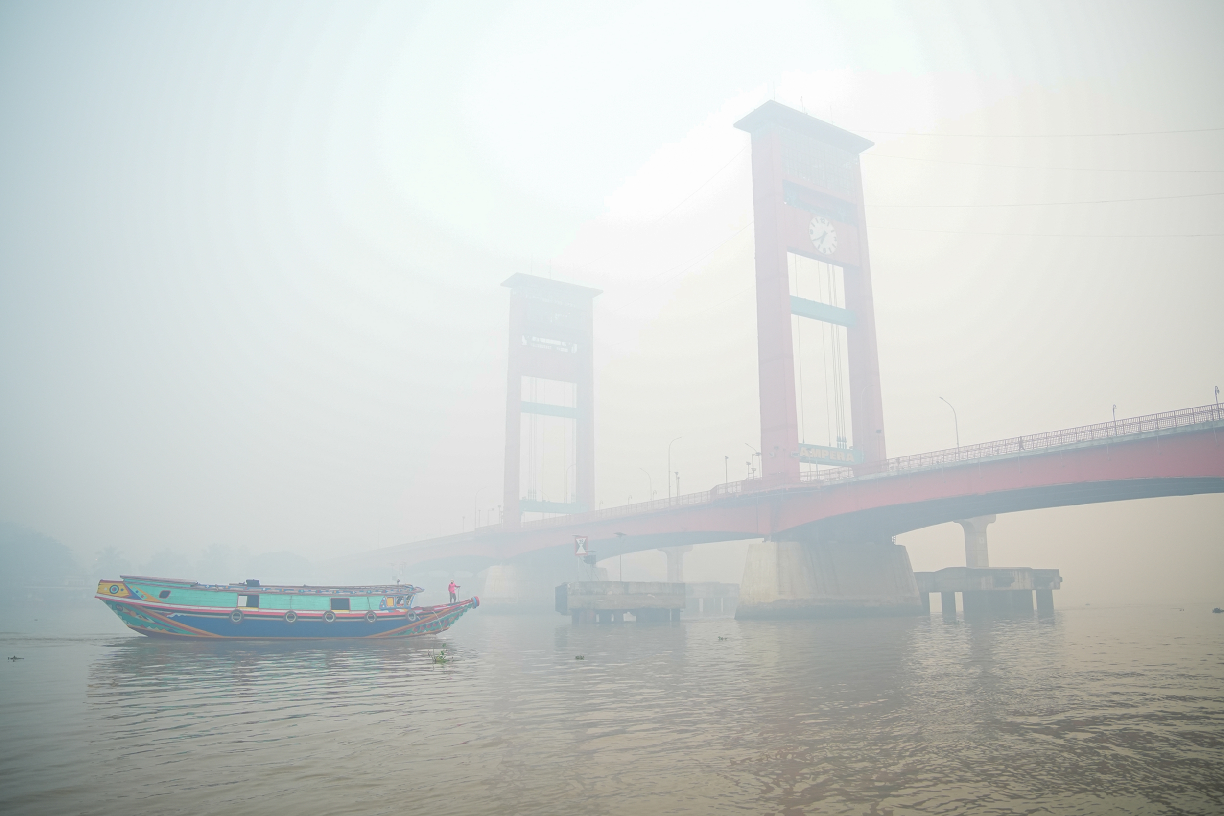 2026年10月5日,蘇門答臘島南部的穆西河(Musi River)籠罩在一片煙霾之中。(Al Zulkifli/AFP via Getty Images)