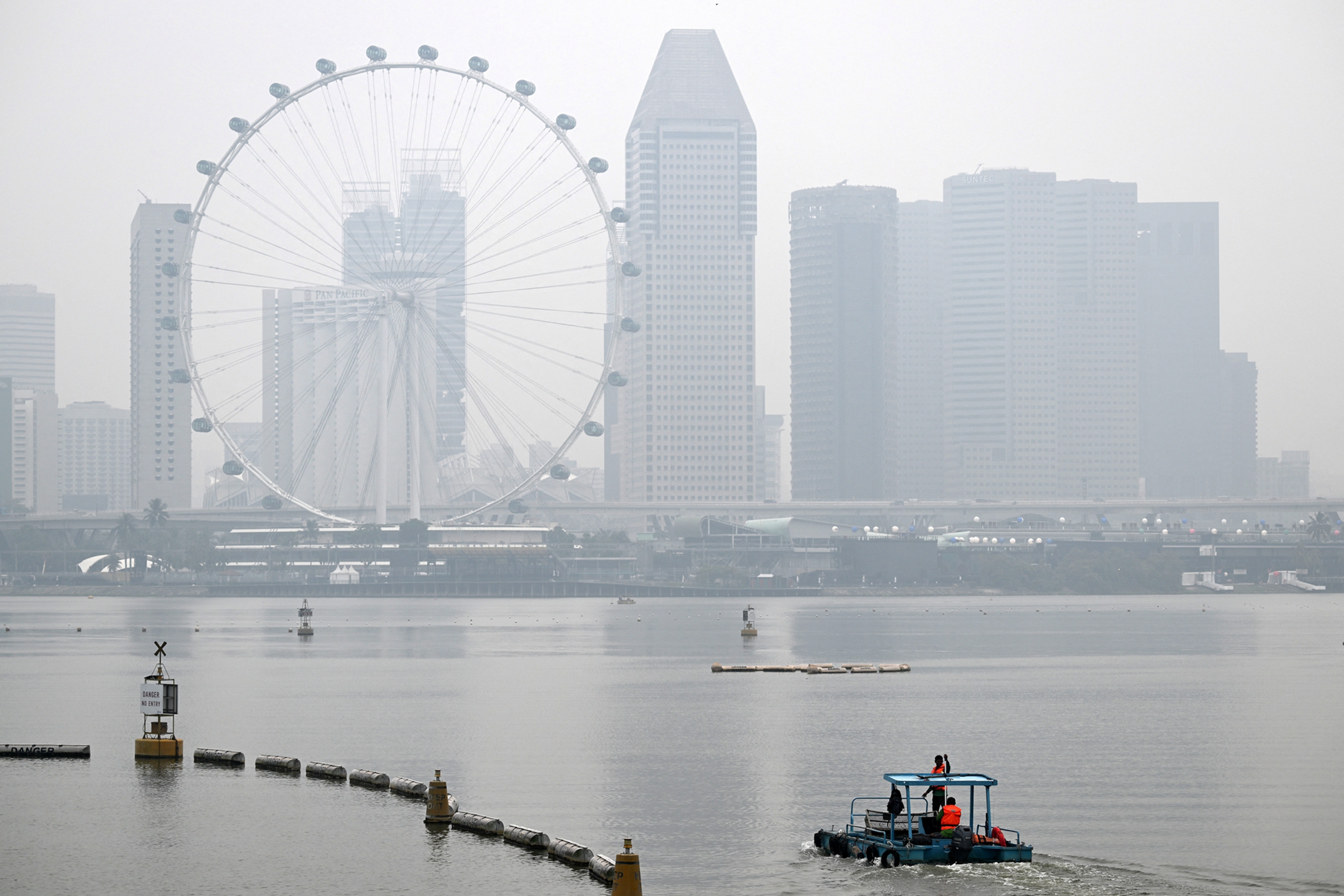 2026年9月28日,新加坡的城市天際線被一層灰濛濛的煙霾籠罩。(Roslan Rahman/AFP via Getty Images)