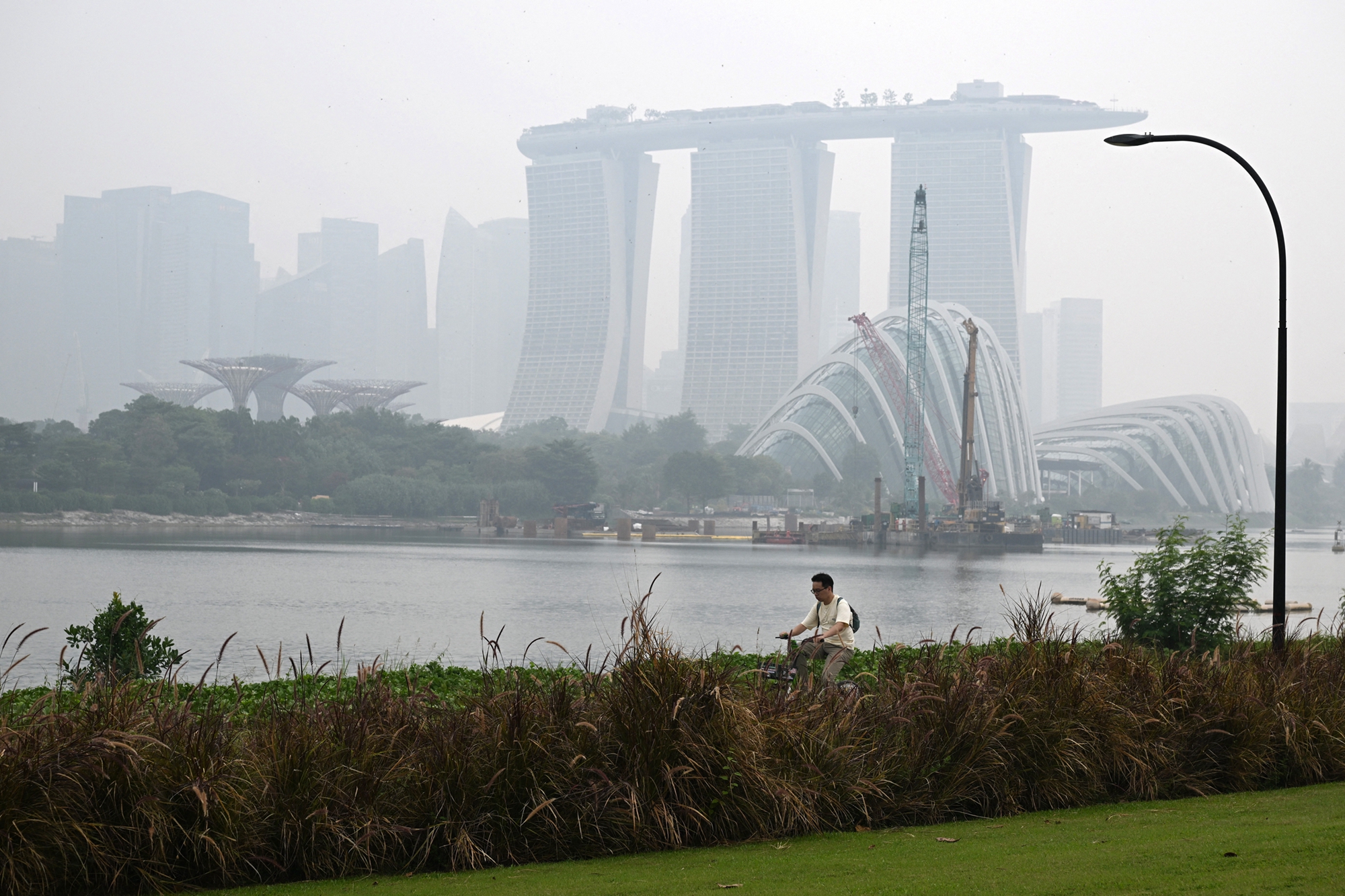2026年9月28日,新加坡的城市天際線被一層灰濛濛的煙霾籠罩。(Roslan Rahman/AFP via Getty Images)