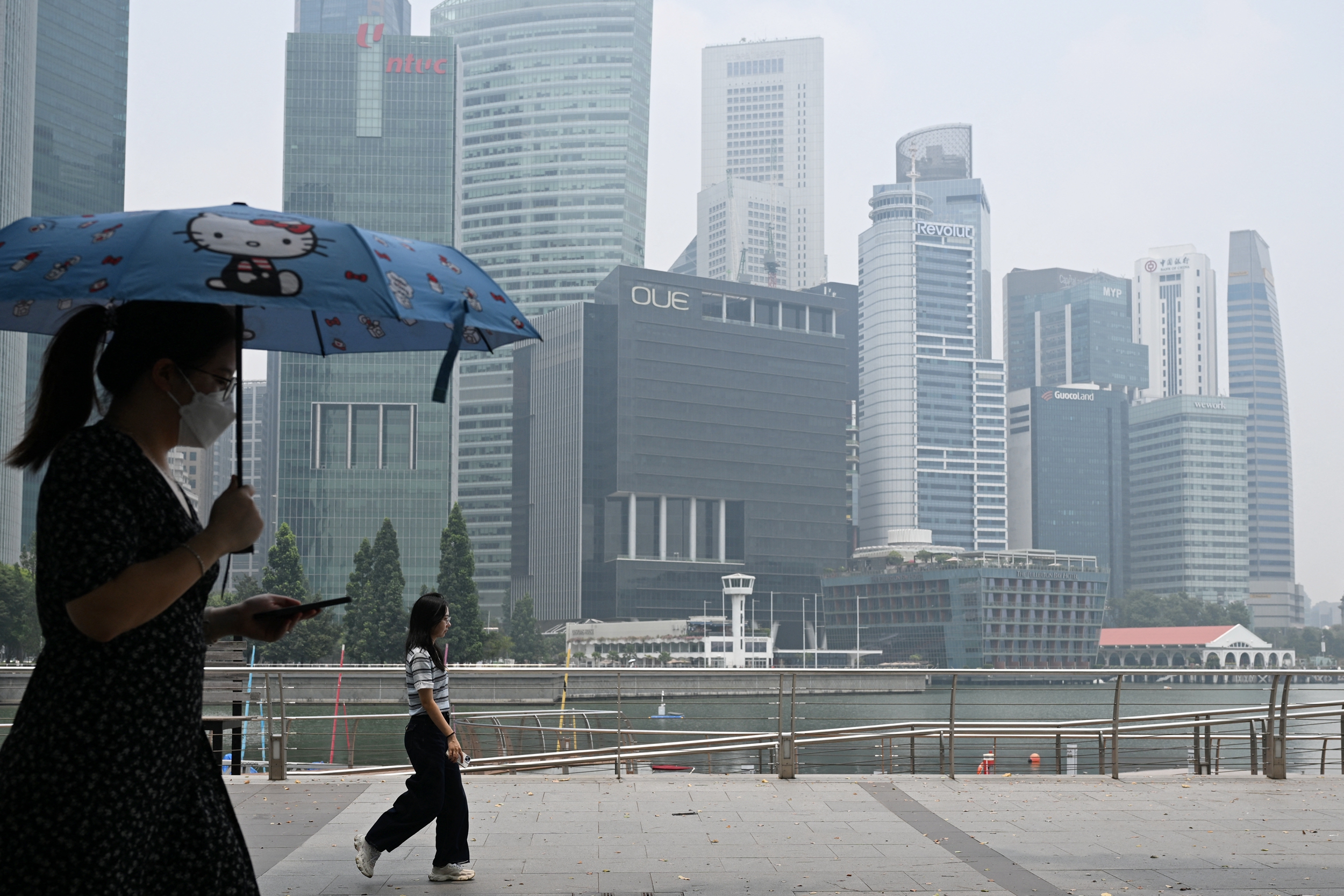 2026年10月6日,新加坡濱海灣(Marina Bay)附近的建築籠罩在一片煙霾之中。(Roslan Rahman/AFP via Getty Images)