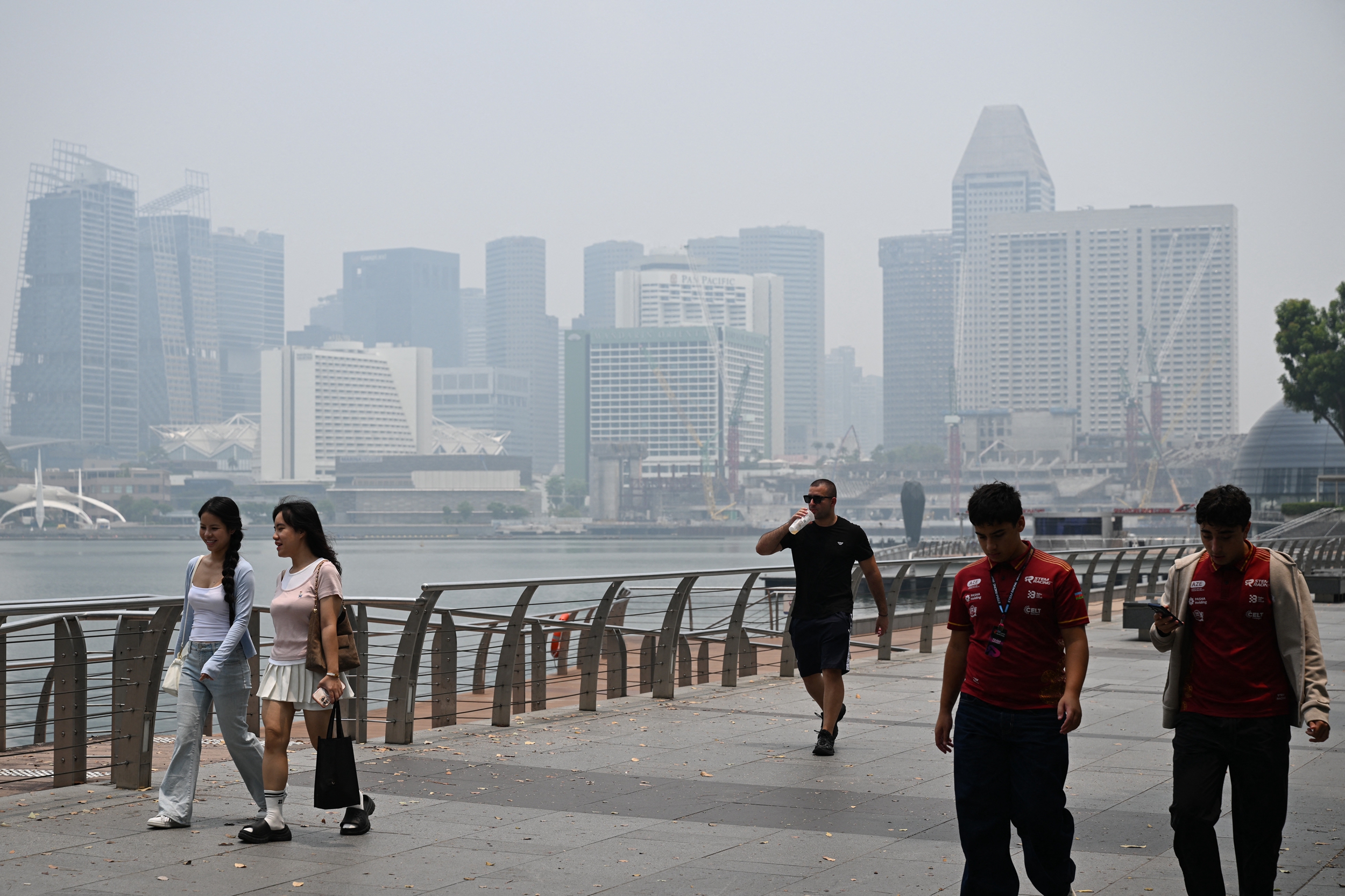 2026年10月6日,新加坡濱海灣(Marina Bay)附近的建築籠罩在一片煙霾之中。(Roslan Rahman/AFP via Getty Images)