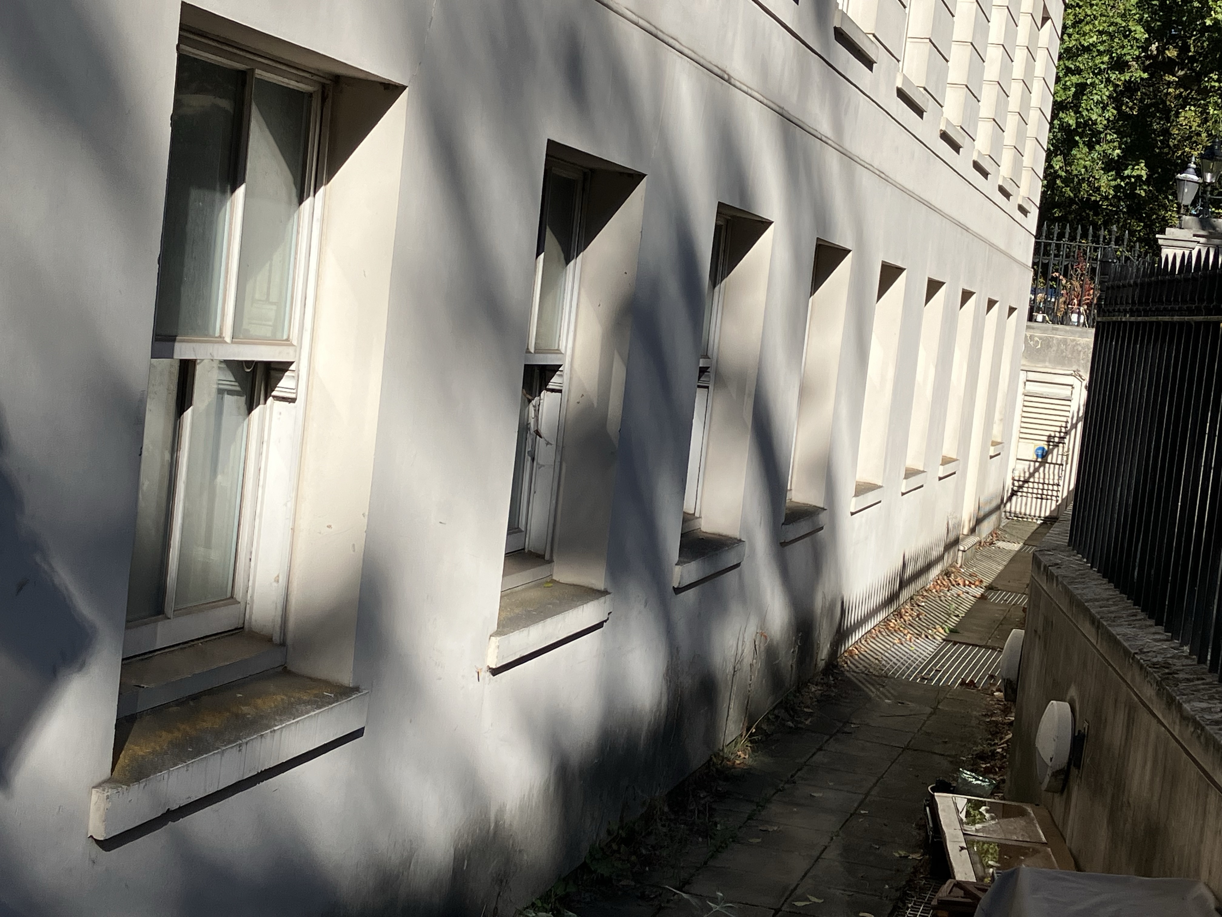 許家印荒廢的超級豪宅,窗台積滿灰塵。(李芸/大紀元)