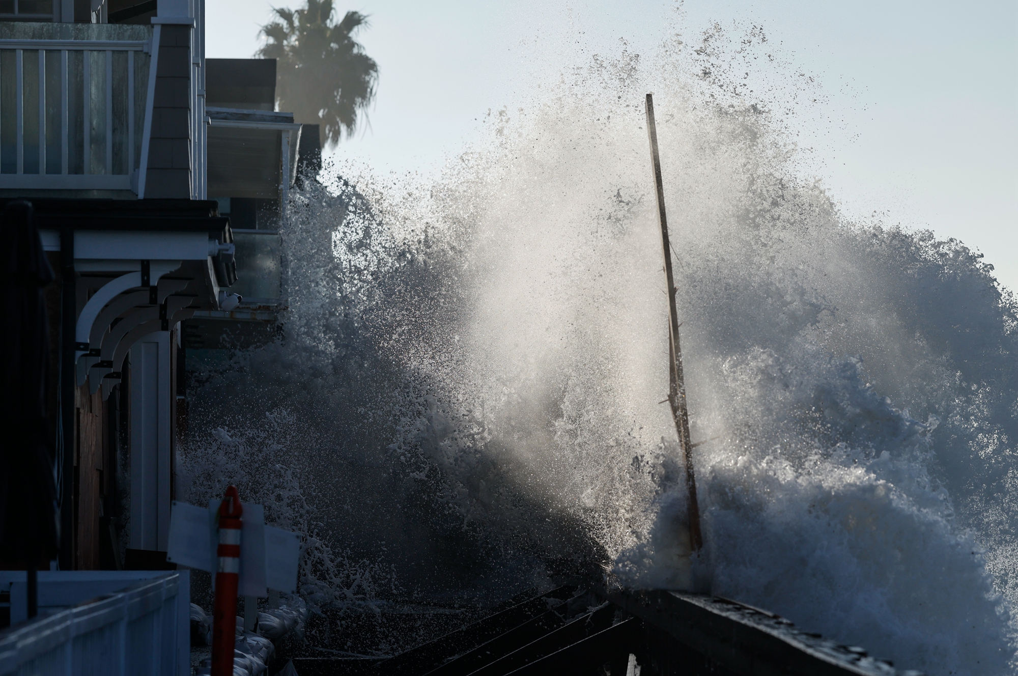 2026年10月9日,加州長灘市(Long Beach),熱帶風暴「瑞秋」(Rachel)引發的巨浪越過海堤,猛烈衝擊著沿岸住宅。(Mario Tama/Getty Images)