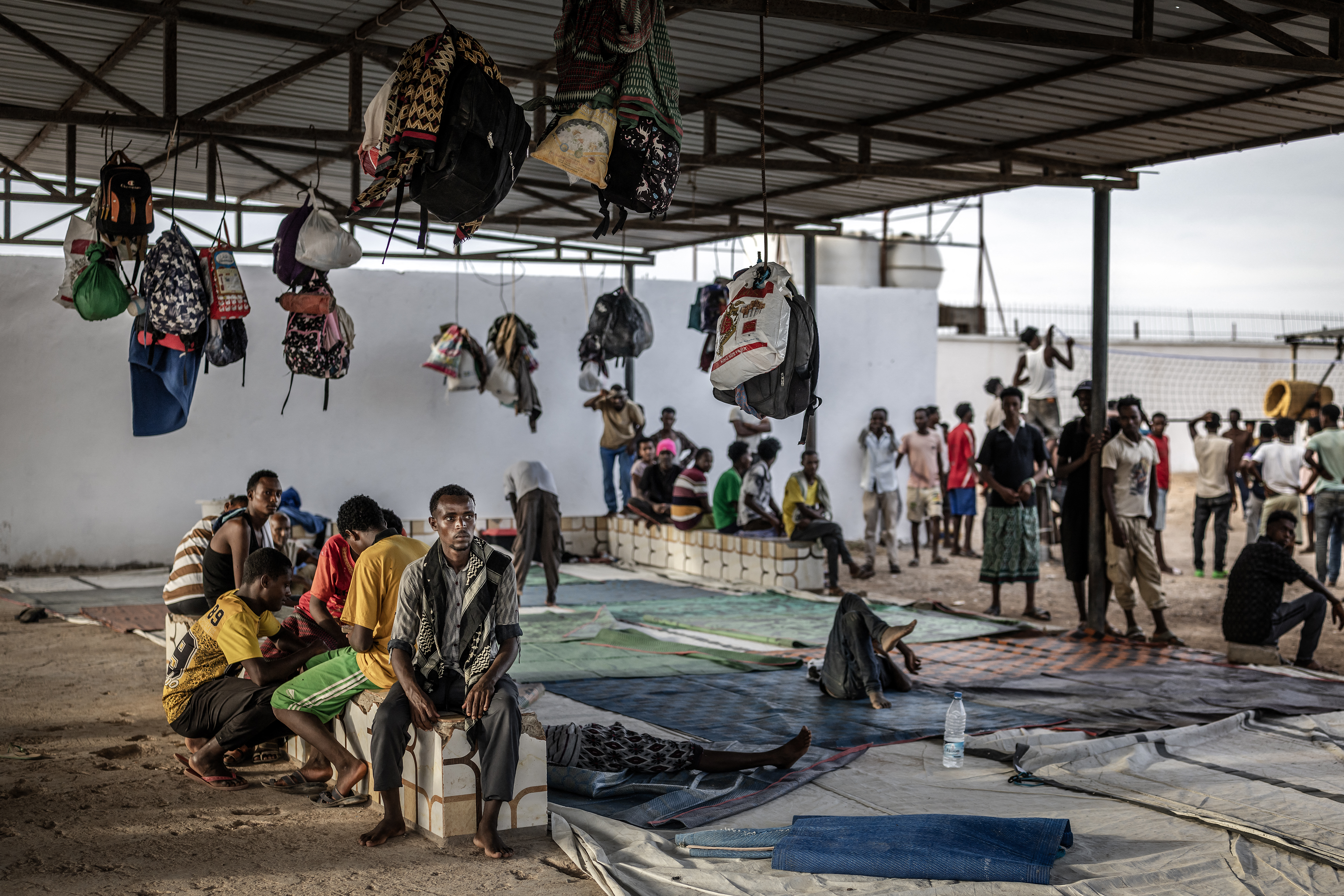 2026年4月12日,在奧博克(Obock),一群移民聚集在國際移民組織(IOM)援助中心的公共區域。( Luis Tato/AFP via Getty Images)
