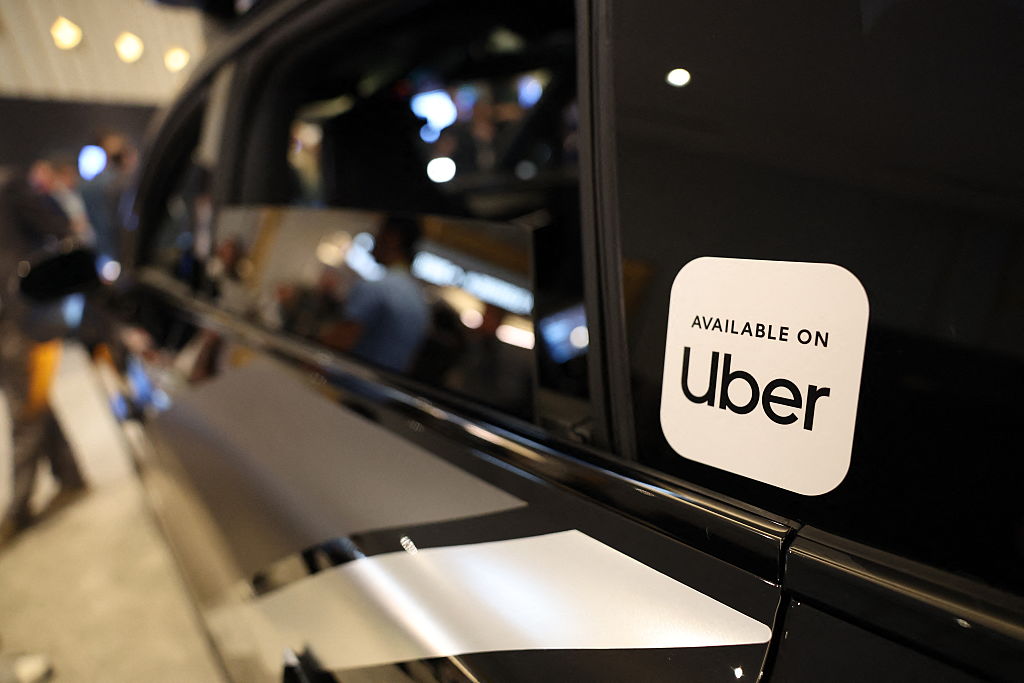 Uber公布2026年遺失物品排行榜,提醒乘客下車前別忘了檢查隨身物品。(Patrick T. Fallon/AFP via Getty Images)