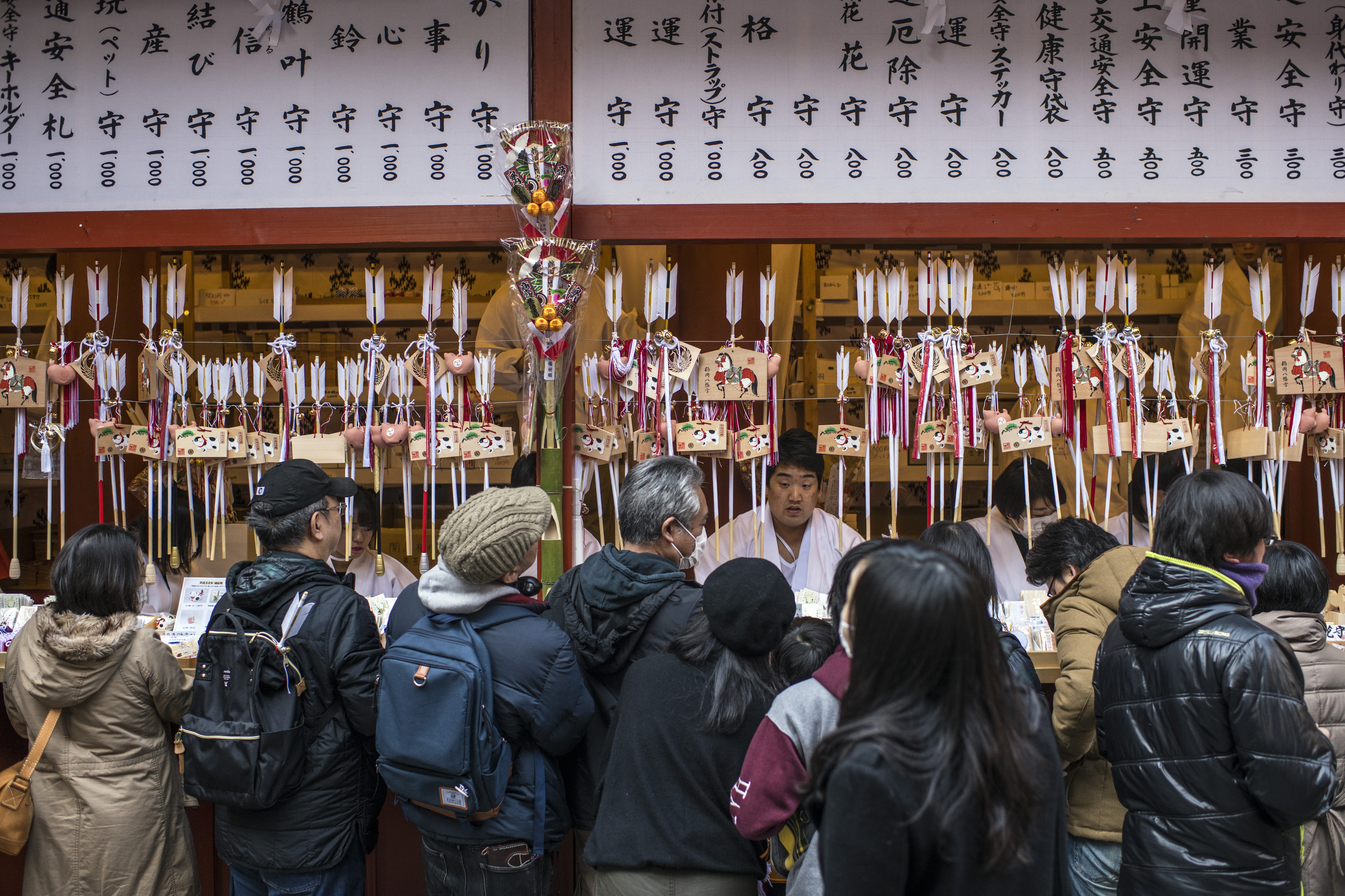 2018年1月1日,在日本鎌倉市的鶴岡八幡宮,人們在新年祈福後購買「御守」。(Carl Court/Getty Images)