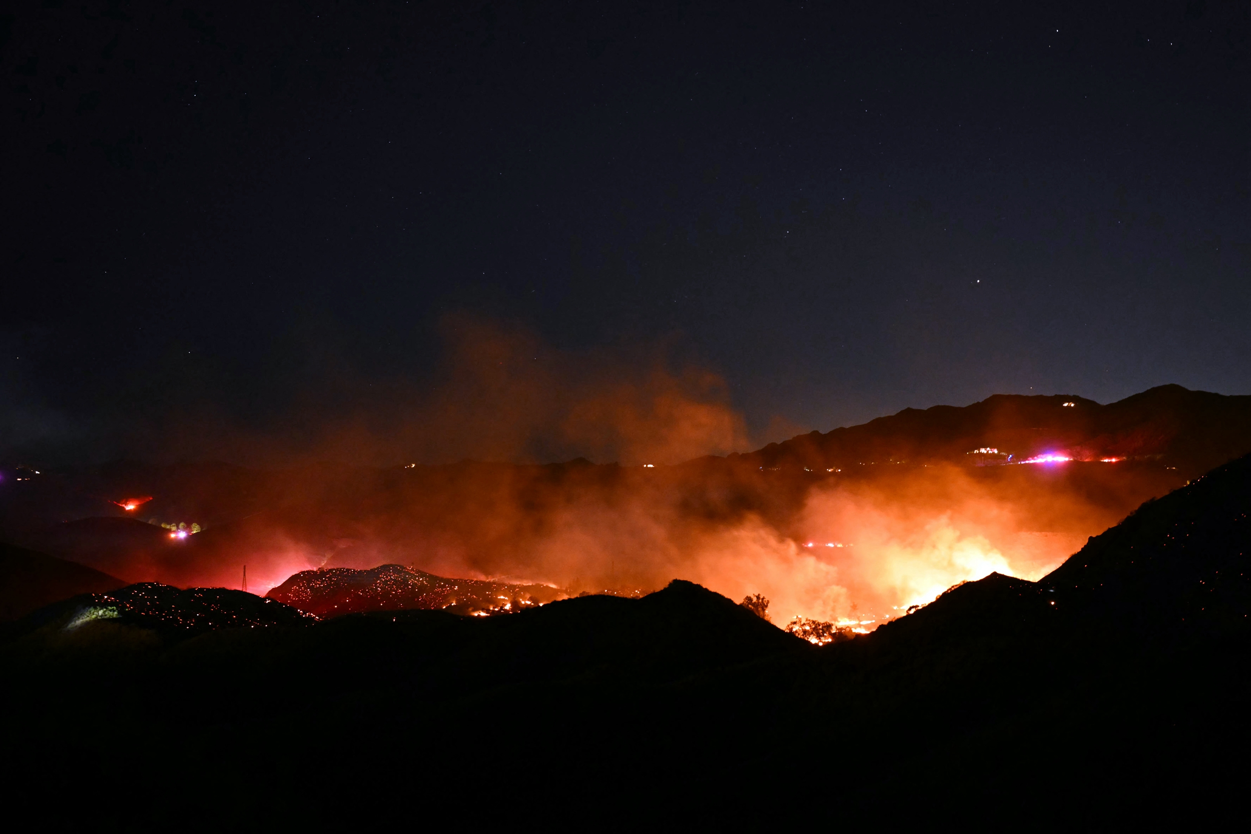 2026年10月15日,加州馬里布發生的「布萊森野火」(Bryson Fire)在燃燒。(Patrick T. Fallon/AFP via Getty Images)