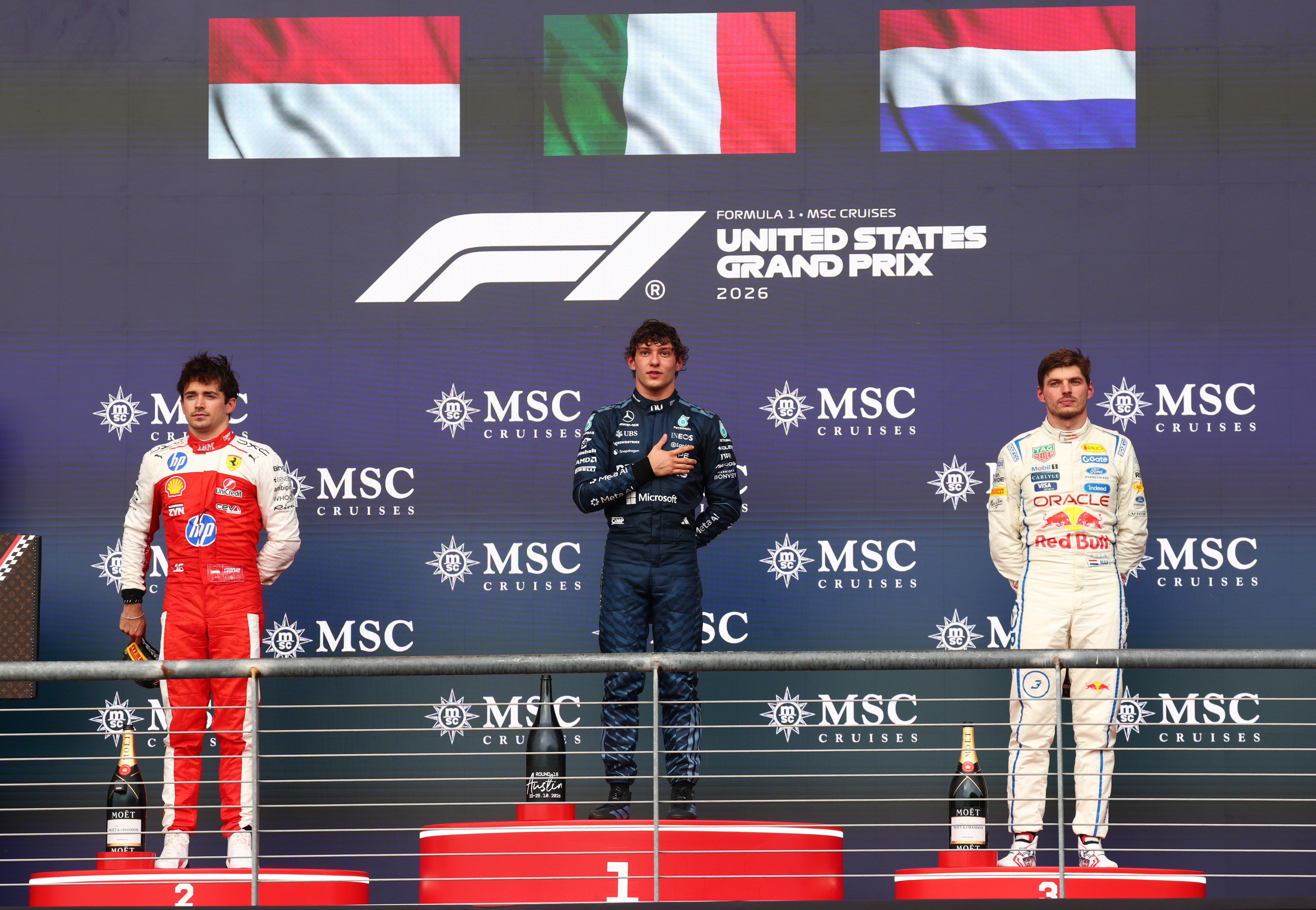 2026年10月25日,F1大獎賽美國站,平治車隊、20歲的意大利車手安東尼利(Andrea Kimi Antonelli、中)奪得本賽季第九個分站冠軍;法拉利摩納哥車手陸克萊(Charles Leclerc、左)贏得了亞軍。紅牛荷蘭車手韋斯達賓(Max Verstappen)獲得季軍。(Clive Rose/Getty Images)