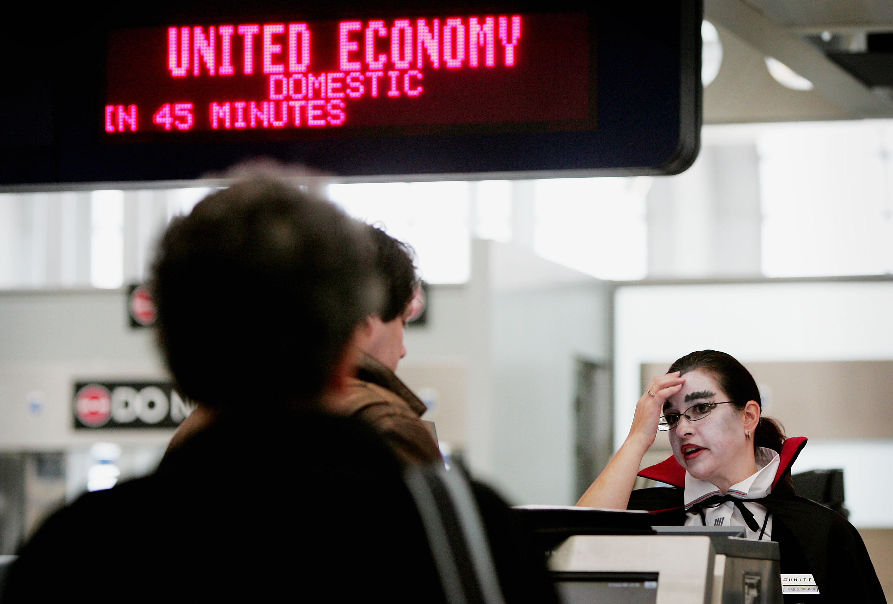 2005年10月31日,美國聯合航空公司(United Airlines)在芝加哥的地勤員工穿著萬聖節服裝。(Scott Olson/Getty Images)