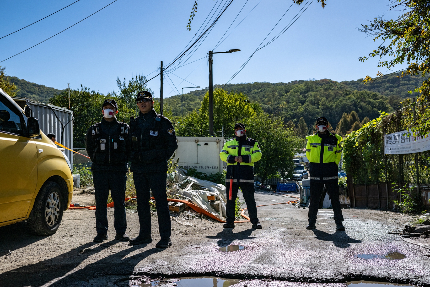 2026年10月28日,首爾江南區開浦洞的九龍村發生火災的第二天,警察站在村口執勤。(Philip Fong/AFP via Getty Images)